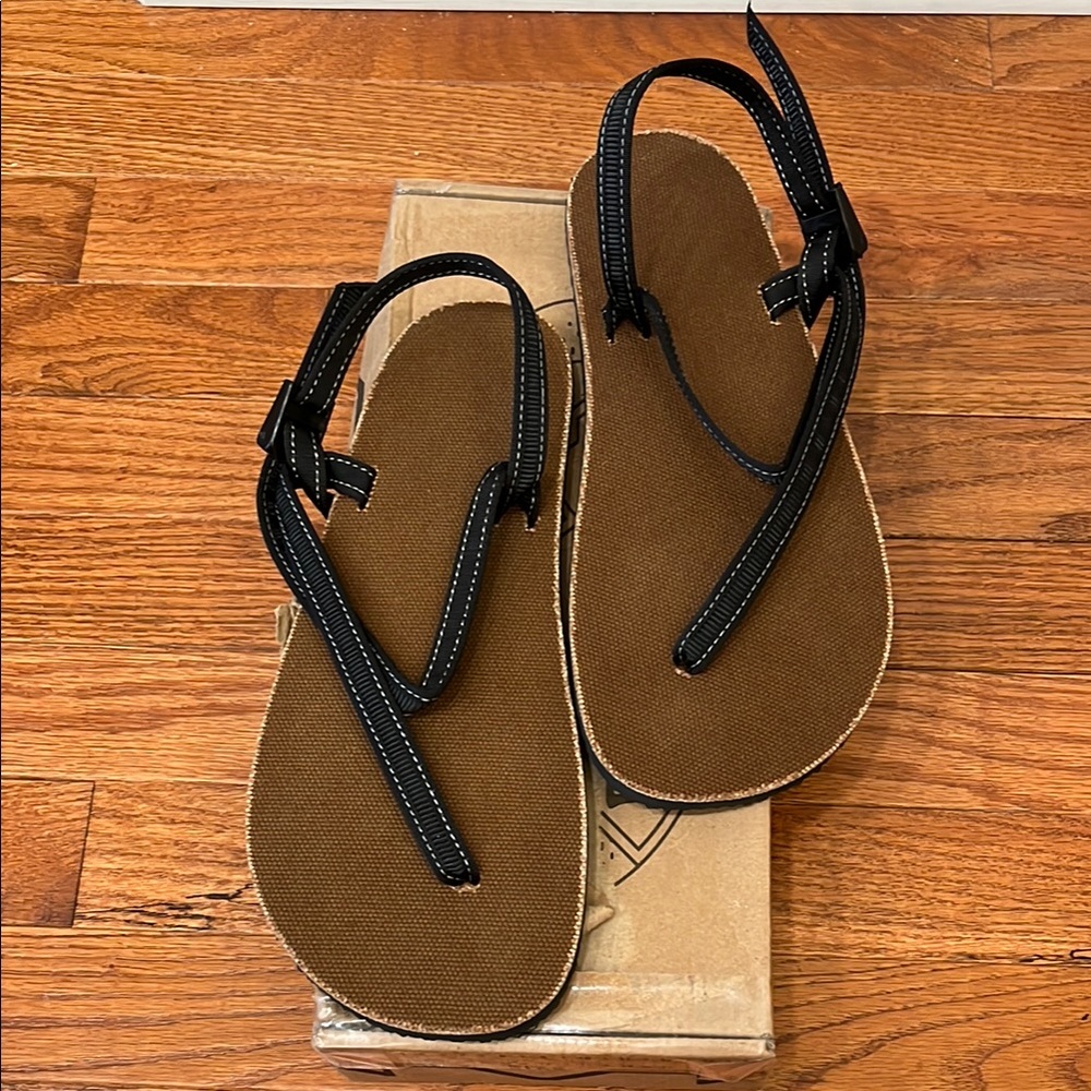 Earthrunner circandian sandals